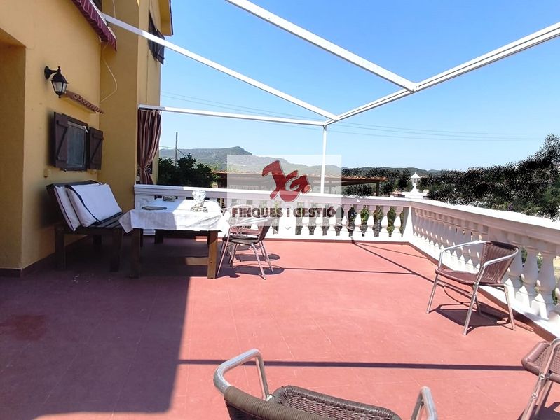 Foto d6a5ab2a-fc08-400f-bd4d-ec4776840266. Xalet amb xemeneia calefacció piscina a Torrelles de Llobregat