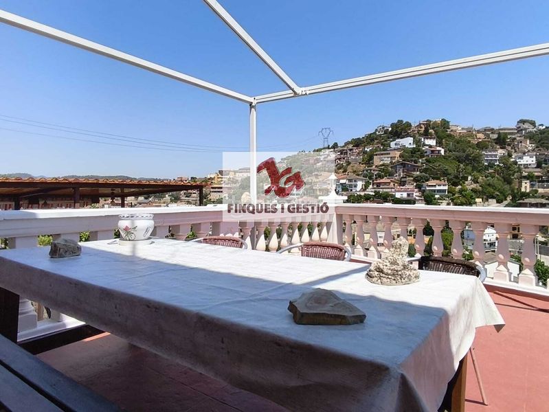 Foto e1c9a437-4250-48cf-b403-7c66e31e2671. Xalet amb xemeneia calefacció piscina a Torrelles de Llobregat