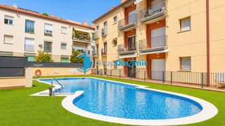 Appartement à Avinguda Catalunya. Amplio piso con piscina comunitaria y ascensor