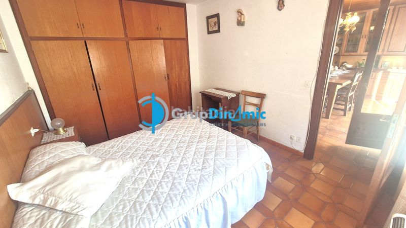 Foto dd752565-3976-4d58-b8c5-aa4731216509. Pis amb xemeneia aparcament a El Pedró Palamós