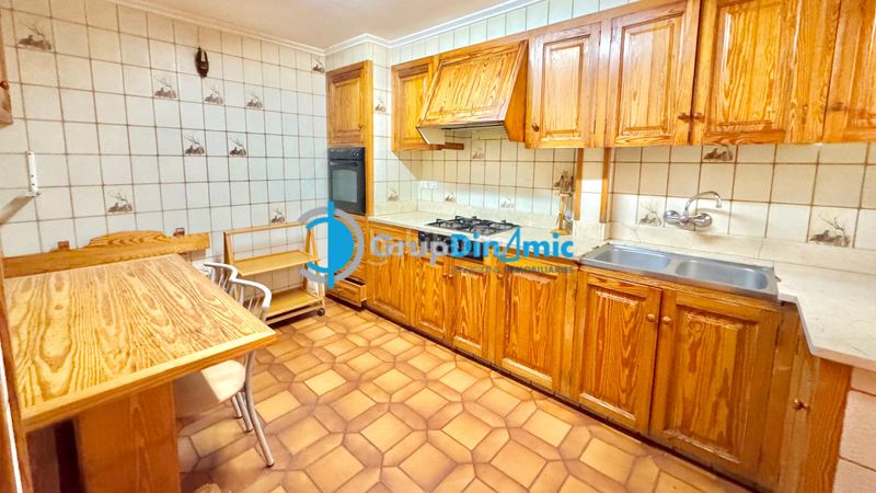 Foto efc983a7-e0ca-4f22-925b-dc2e602ab550. Pis amb xemeneia aparcament a El Pedró Palamós