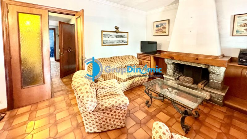 Foto fa10d39b-cd54-44f1-87cb-0e6cbd0d086d. Pis amb xemeneia aparcament a El Pedró Palamós