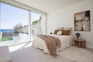 A tre livelli in El Pedró. Gran piso con vista al mar, a estrenar con parquing, en la zona