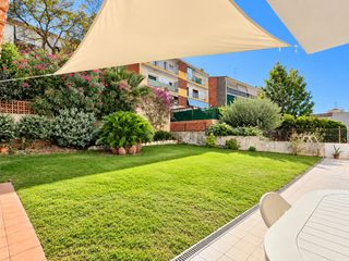 Flat in Centre. Amplio piso con gran terraza y garaje en la zona vedruna, a 2 mi