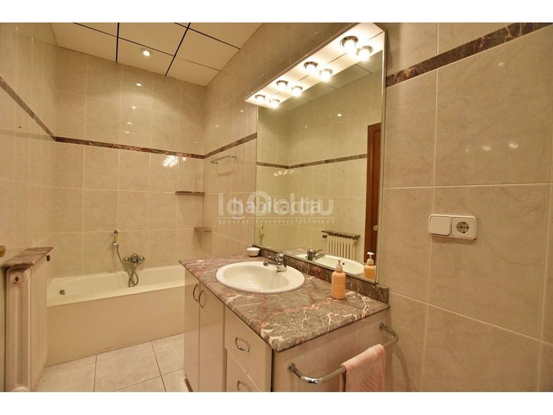 Foto b2bb690f-799c-42cc-a925-d03dabfb5289. Casa amb aparcament a Roda de Ter