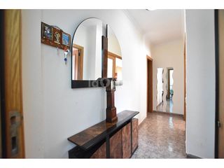 Casa adossada a Nord. Vivienda y barrestaurante
