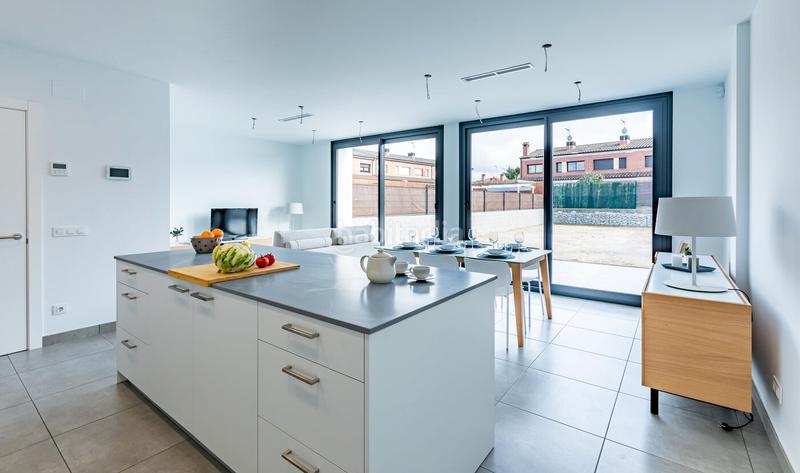 Foto 0b24f5bd-b2e2-41ee-83f6-5f004c32cf3e. Casa adossada 190m<sup>2</sup> amb calefacció aparcament a Centre Vidreres