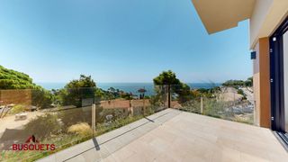 Casa aparellada  Avinguda mar menuda. Casa de dise�o contempor�neo con terraza privada � tossa de mar,. Obra nova