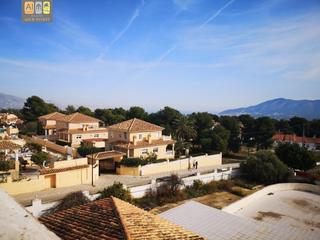 Xalet a La Nucia Pueblo. Casa con terreno y nave con oficinas en urbanización coblanca en