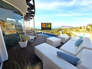 House en Altea la Vella. Moderna villa con vistas impresionantes al mar