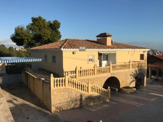 Xalet a Urbanizaciones. Chalet independiente en benidorm con vistas al mar