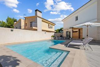 Towny house in Escandinavia-Cautivador. Moderno chalet pareado en alfas del pi