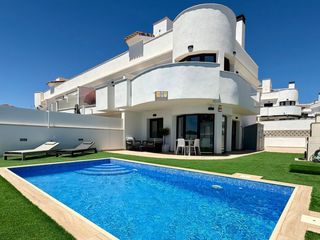 Casa adossada a Balcón de Finestrat-Terra Marina. Chalet adosado moderno con vistas panorámicas en finestrat