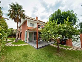 Rent Semi detached house in Bellavista-Capiscol-Frank Espinós. Chalet adosado de esquina en alquiler de larga temporada  playa