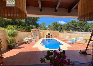 Casa adossada a Escandinavia-Cautivador. Se vende pareado en alfaz del pi, zona captivador
