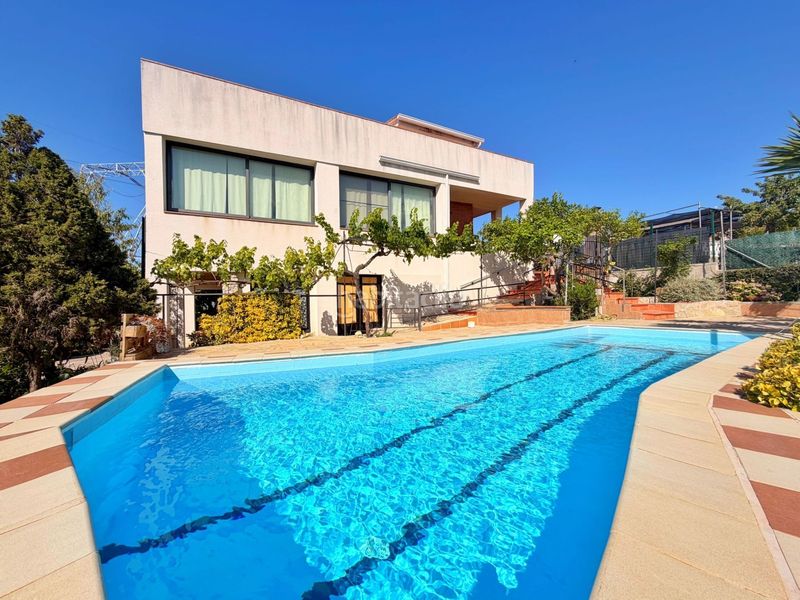 Foto b94412b7-0d7f-45ea-a34a-c4ad12ee379d. Casa amb piscina a Canyelles
