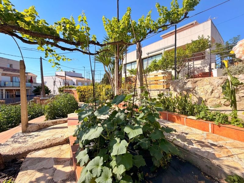 Foto cea44678-7ed5-4d72-b389-383a1315da3e. Casa amb piscina a Canyelles