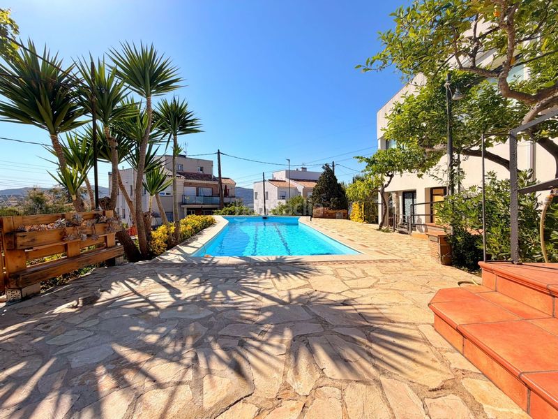 Foto f17ae91d-e6fc-4fe3-99d3-ea7363e86ad0. Casa amb piscina a Canyelles