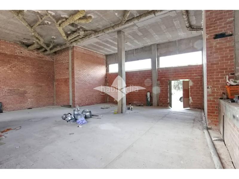 Foto b9ef2415-de11-48d5-a5e8-7a8f821a640d. Affitto locale commerciale in constitución 43 in Meliana