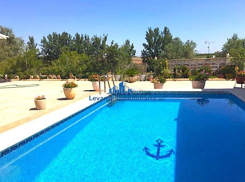 Foto b8bd313a-fec4-4e28-84fe-679b5d0e20b6. Xalet amb piscina a Godelleta