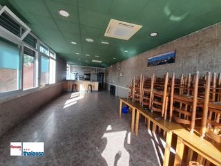 Local Comercial a El Molí-El Rieral. Gran local con salida de humos