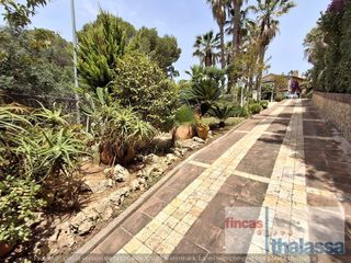 Casa en Fenals. Casa con magnífico terreno a 2 min de la playa de fenals