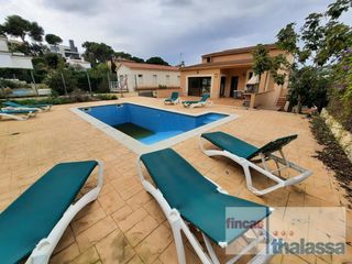 House in Montgoda. Gran casa con 3 viviendas independientes
