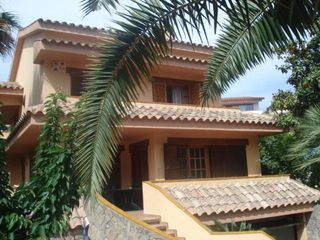 Casa en Fenals. Villa en fenals a 3 min de la playa