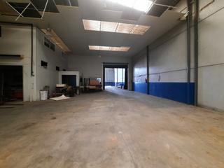 Nau industrial  Camí de l'alcora. Nave de 1050m con patio delantero y trasero. oficinas y  deposit