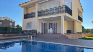 Casa  Carrer riu ebre. Villa unifamiliar seminueva en urbanización la parreta
