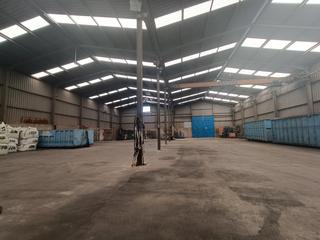 Nau industrial a Avinguda mossèn herminio pérez 19. Nave de 1500m en parcela de 3900m con puente grua