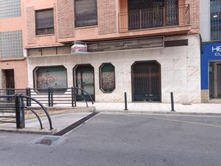 Alquiler Local Comercial en Carrer de miquel servet 1. Local con amplia fachada proximo a avenida lidon