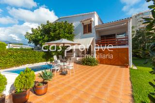 Casa aparellada  Carrer la senia sevilla. Gran villa pareada con piscina