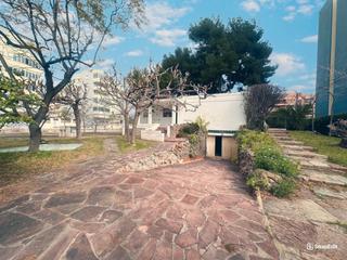 Xalet  Carrer astoria. Villa con gran parcela en segunda linea de playa