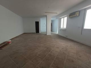 Lloguer Local Comercial  Carrer de fola. Oficina en alquiler – entresuelo con ascensor y aire acondiciona