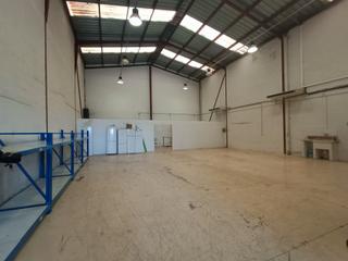 Lloguer Nau industrial a Calle higueras 6. Nave de 30om en primera linea acceso sur. oficinas,  luz y agua.