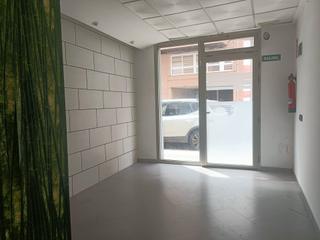 Location Local commercial à Avinguda d'almassora 7. Local en planta baja de 126m con vado y oficinas