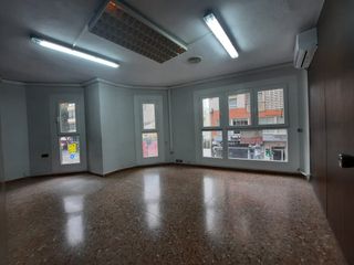 Lloguer Local Comercial  Plaça del jutge borrull. Entresuelo de 77m  acondicionado y accesible en plaza borrull.