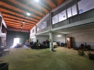 Lloguer Nau industrial  Calle eliseo soler breva. Dos naves de 370 y 130m con campa exterior, luz y agua de alta e