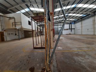 Capannone industriale in Carrer dels sis quarts 4. Conjunto de 2 naves industriales en onda con campa, oficinas y g