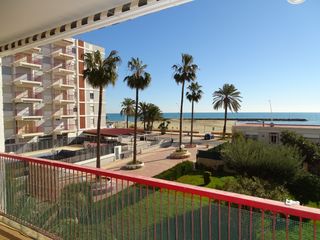 Appartamento in Avenida rey juan carlos i 1. Piso con 3 habitaciones amueblado con ascensor, piscina y vistas