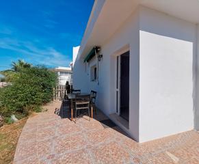 Chalet à Cala en Porter. Chalet reformado con jardin y barbacoa situado sobre la playa de