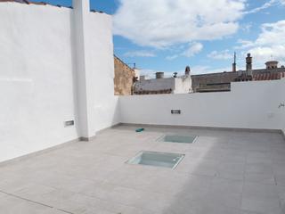 Casa a Centre Històric. Casa en planta primera totalmente reformada con terraza de uso p