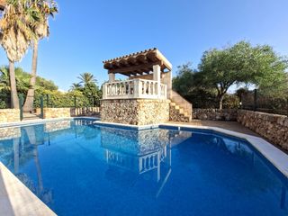 Chalet en Cap d´en Font-Binissafúller. Exclusiva villa mediterránea con piscina y absoluta privacidad e