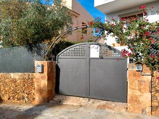Chalet  Carrer de pedro de mendoza. Chalet unifamiliar muy bien conservado