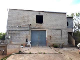 Edifici a Portocolom. Finca toda cerrrada con almacén/nave en zona muy tranquila. tien
