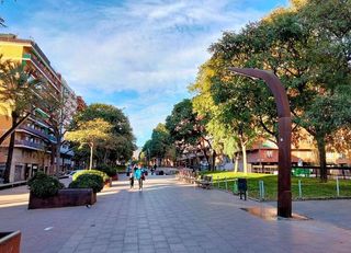 Local Comercial a Sants-Badal. Local comercial de 990 m2 distribuidos en 2 plantas y con 2 vivi