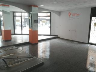 Lloguer Local Comercial a Cappont. Local de 155m2 totalmente exterior con salida de humos en cappon