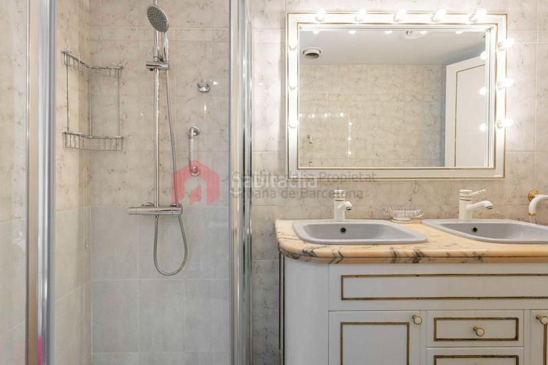 Foto 304861ed-ee20-4c25-8bb9-d3122f70e0b8. Piso  muy tranquilo en muntaner esquina consejo de ciento 139 m2 4habitaciones 2 baños. en Barcelona