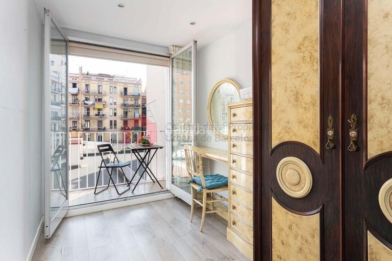 Foto 7945eb87-5865-4853-be35-80c64f3be892. Piso  muy tranquilo en muntaner esquina consejo de ciento 139 m2 4habitaciones 2 baños. en Barcelona